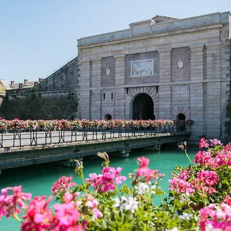 Le Finestre Sul Borgo 3* Πεσκιέρα ντελ Γκάρντα