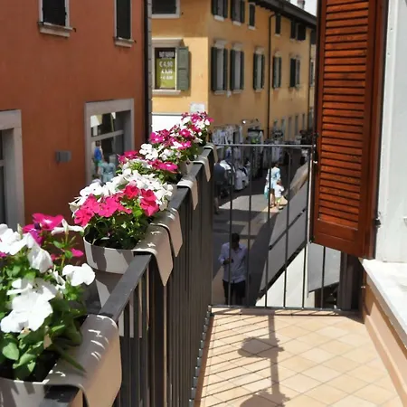 Le Finestre Sul Borgo 3* Πεσκιέρα ντελ Γκάρντα